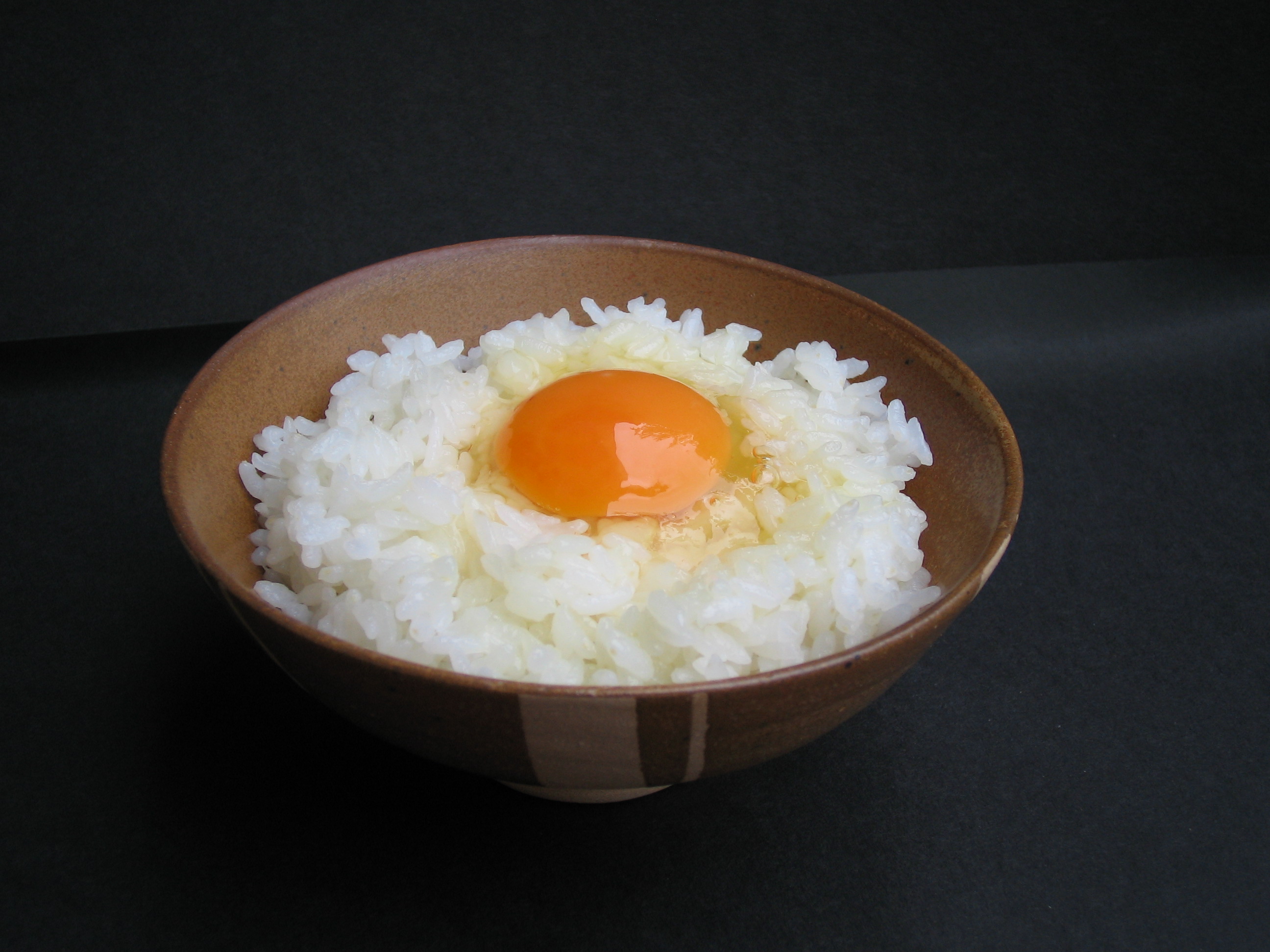 新鮮な卵とごはん